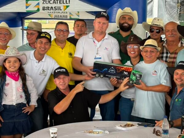 Sinésio Campos participa do II Leilão Amigos da Pecuária durante a Expoagro 2026, em Manaus