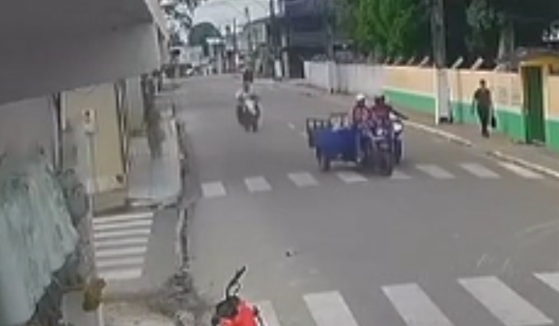 VÍDEO: motociclista morre ao colidir com ‘moto carretinha’ e atingir poste no AM