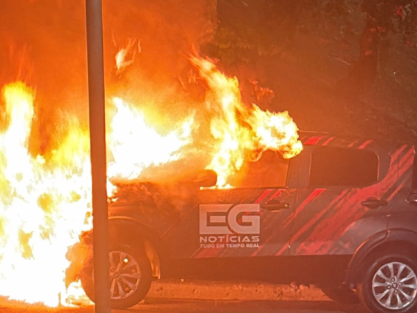 Carro de reportagem pega fogo na Avenida Darcy Vargas em Manaus