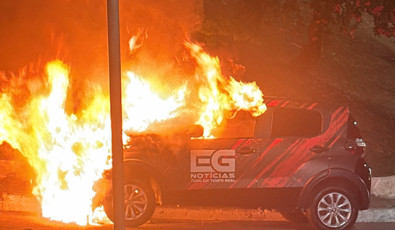 Carro de reportagem pega fogo na Avenida Darcy Vargas em Manaus