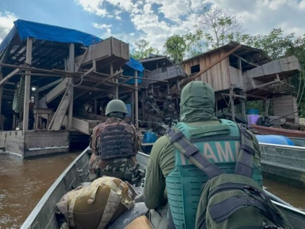 Exército e IBAMA inutilizam seis dragas em área de garimpo ilegal no Amazonas