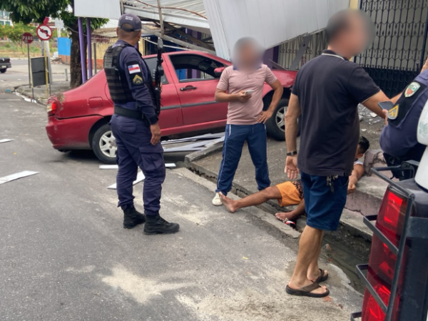 Com suspeita de embriaguez, carro invade casa e derruba estrutura