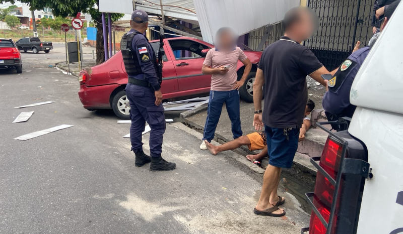 Com suspeita de embriaguez, carro invade casa e derruba estrutura