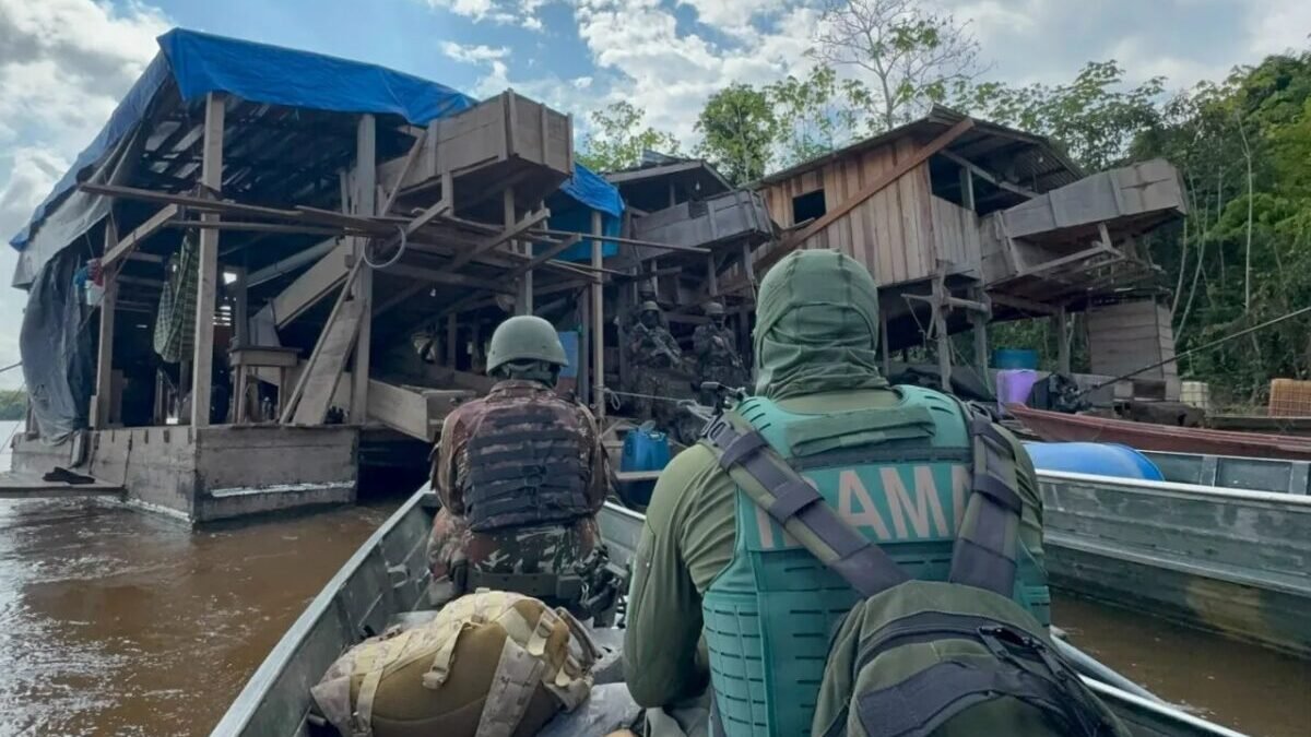 Operação Jaguaretê: seis dragas usadas em mineração são destruídas no AM