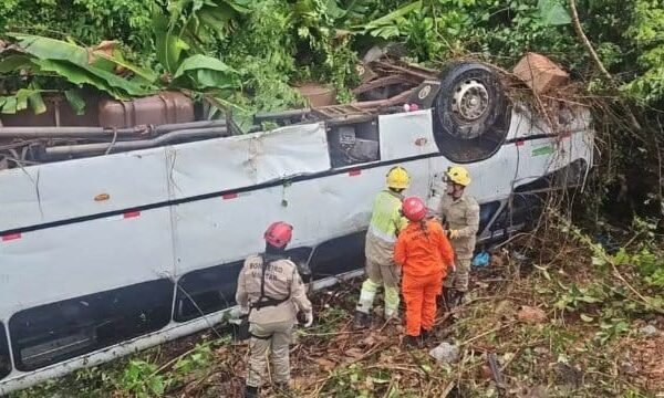 Queda de micro-ônibus na BR-174 deixa 17 feridos