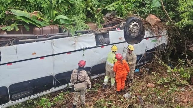 Queda de micro-ônibus na BR-174 deixa 17 feridos