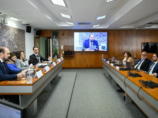 Especialistas divergem sobre novas regras para redes sociais no Brasil
