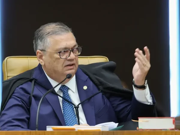 Dino interrompe julgamento sobre Moraes e Mendonça no STF