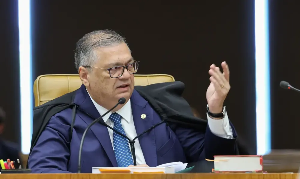Dino interrompe julgamento sobre Moraes e Mendonça no STF