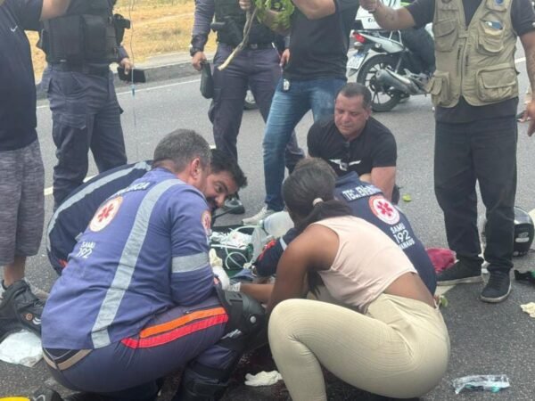 Passageira de moto tem parada cardíaca após acidente na capital