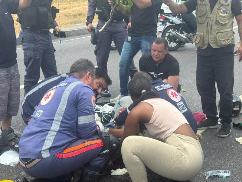 Passageira de moto tem parada cardíaca após acidente na capital
