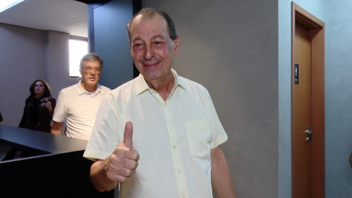 Omar Aziz aposta em aeroportos e parcerias em gravação eleitoral