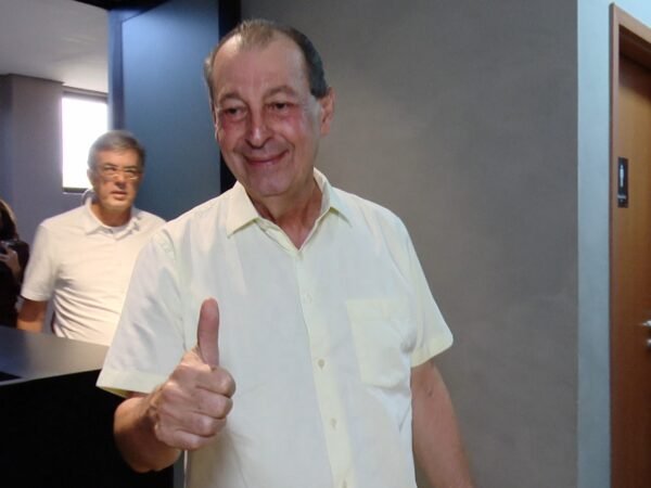 Omar Aziz aposta em aeroportos e parcerias em gravação eleitoral