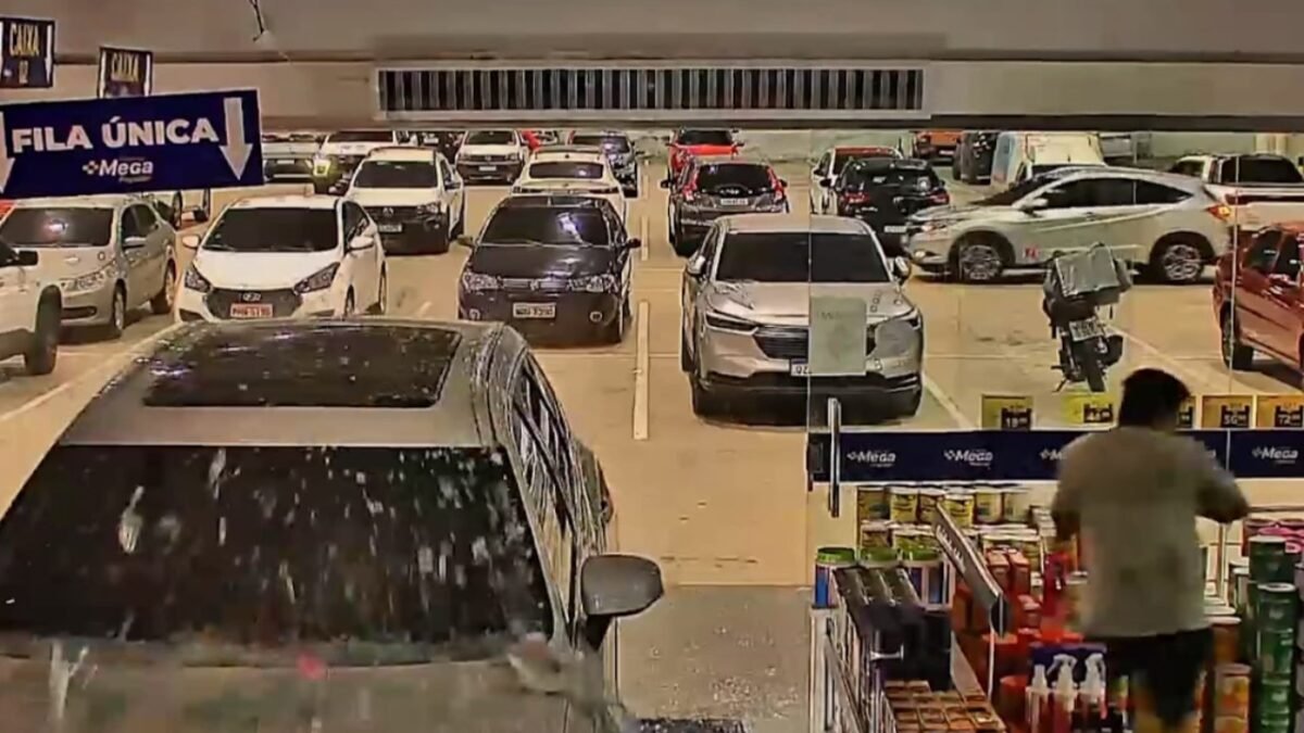 Automóvel invade farmácia e assusta funcionários em Manaus