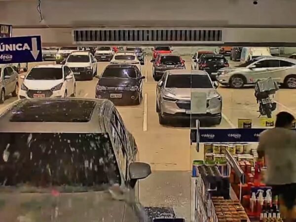 Automóvel invade farmácia e assusta funcionários em Manaus