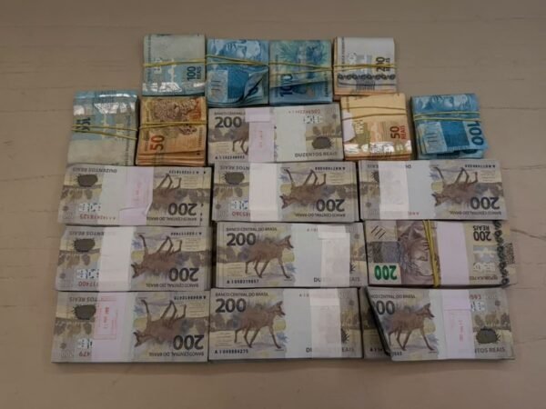 Operação da PF apreende quase R$ 1 milhão e mira políticos no Amazonas