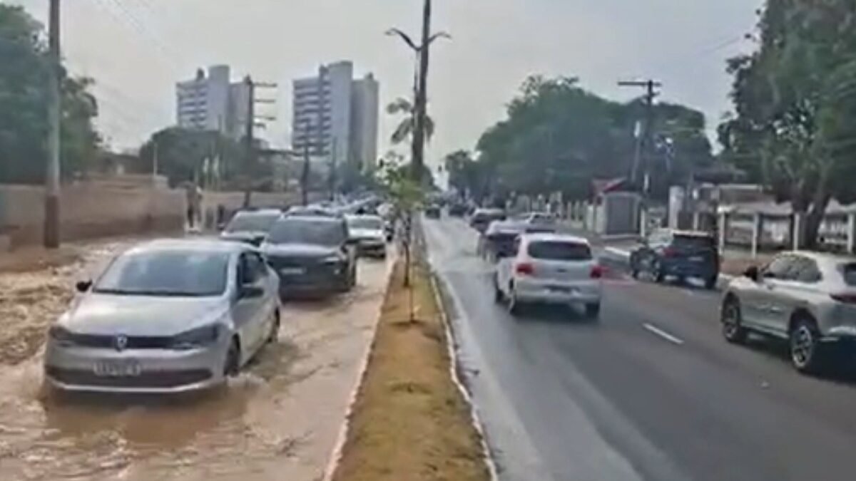 Tubulação rompida causa alagamento e interdição em avenida de Manaus