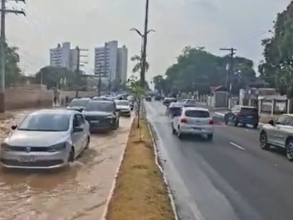 Tubulação rompida causa alagamento e interdição em avenida de Manaus