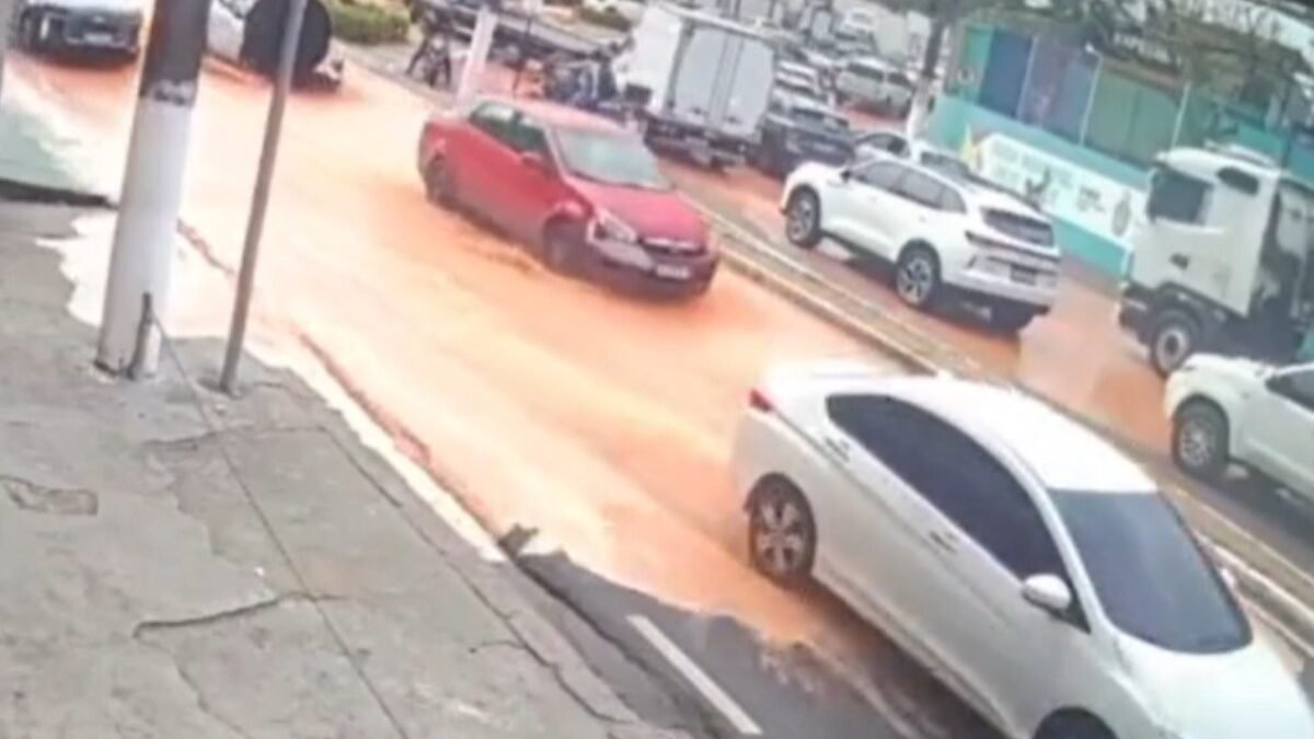 Rompimento de tubulação causa alagamento na Avenida Coronel Teixeira