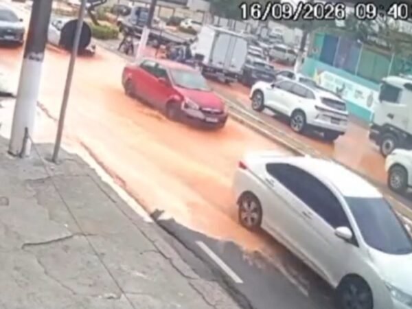 Rompimento de tubulação causa alagamento na Avenida Coronel Teixeira