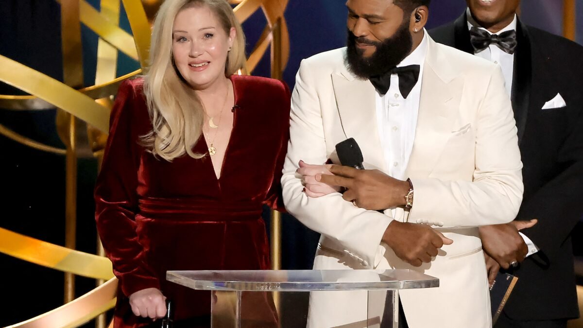 Christina Applegate revela que diagnóstico de esclerose múltipla estava incorreto