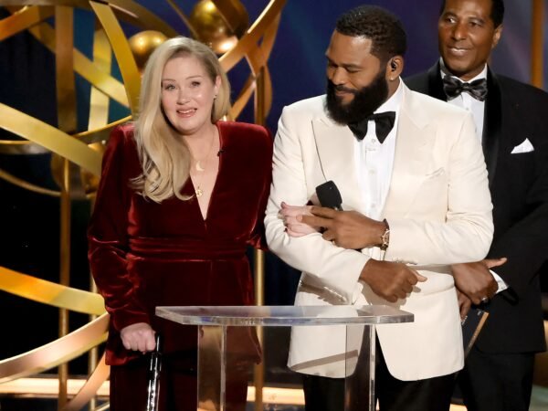 Christina Applegate revela que diagnóstico de esclerose múltipla estava incorreto