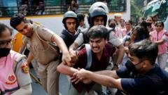 Lideres do grupo Barata sao detidos em ato em Nova Delhi