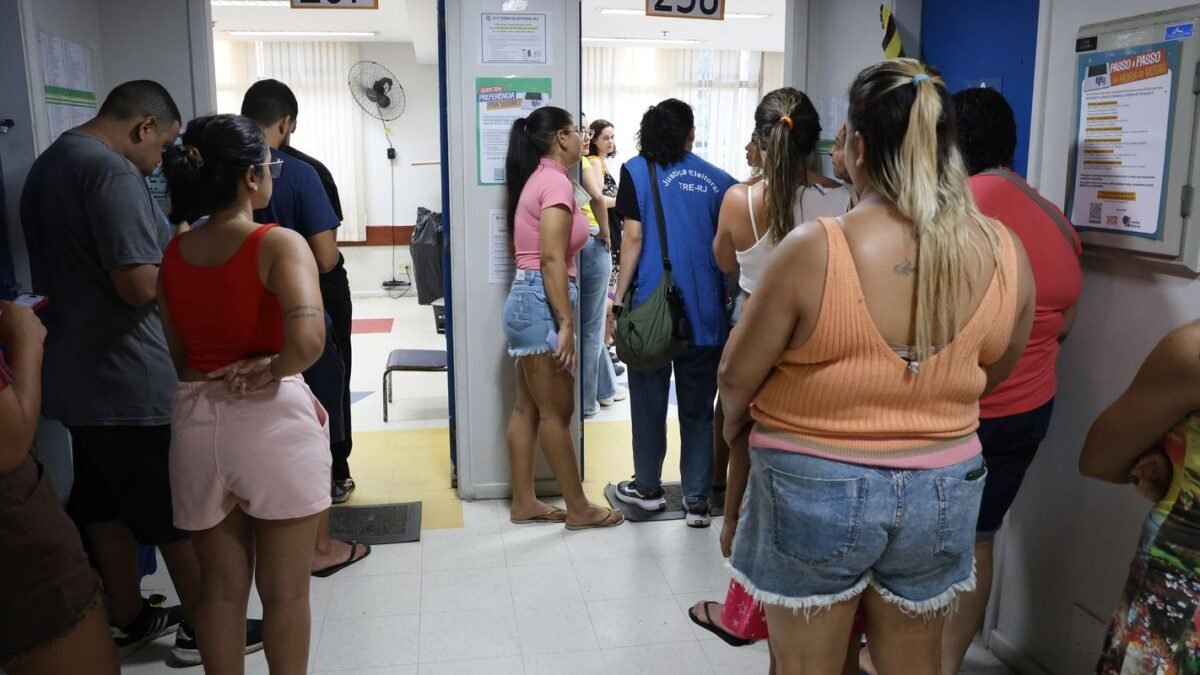 Moradores da Maré se mobilizam para informar sobre locais de votação