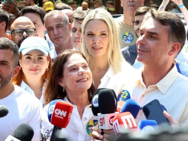 Flávio Bolsonaro garante manutenção do Bolsa Família e Farmácia Popular