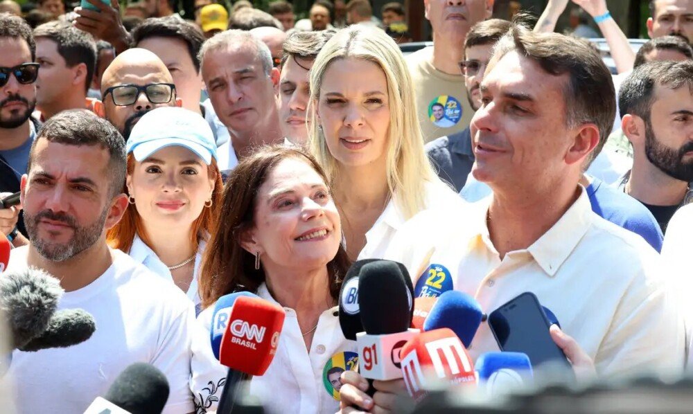 Flávio Bolsonaro garante manutenção do Bolsa Família e Farmácia Popular