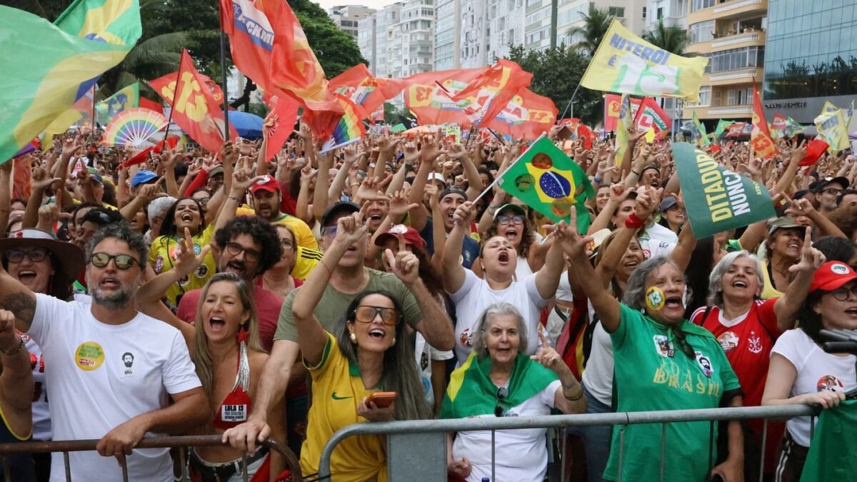 Atos pró-democracia e por Lula mobilizam o país