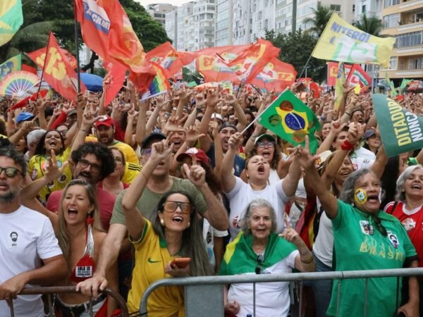 Atos pró-democracia e por Lula mobilizam o país