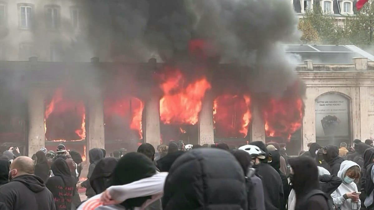 Escritório de turismo é incendiado durante atos na França