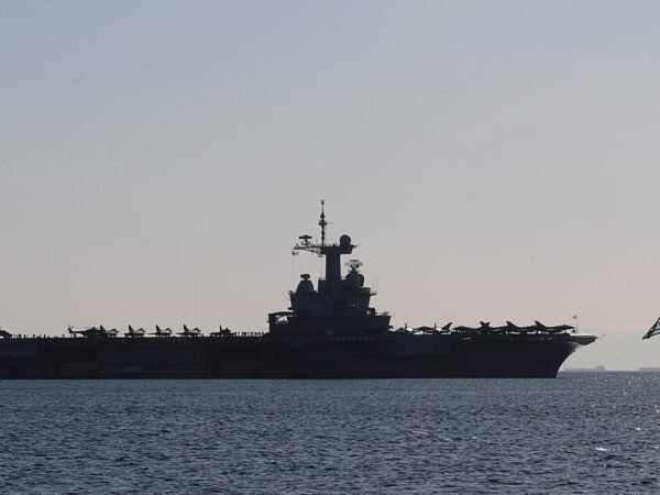 Marinha francesa intercepta navio petroleiro suspeito de comércio ilegal