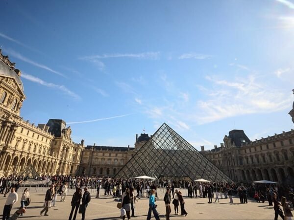 Louvre pode fechar as portas sem reformas urgentes, alerta diretor