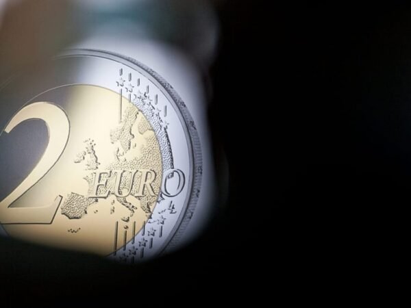 Moedas de 2 euros podem valer uma fortuna devido a falhas e raridades