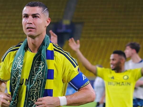 Cristiano Ronaldo exibe cachecol saudita após jogo adiado por míssil