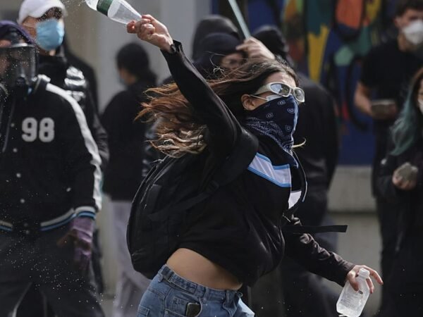 Confrontos em Tirana entram no terceiro dia e premiê repudia violência