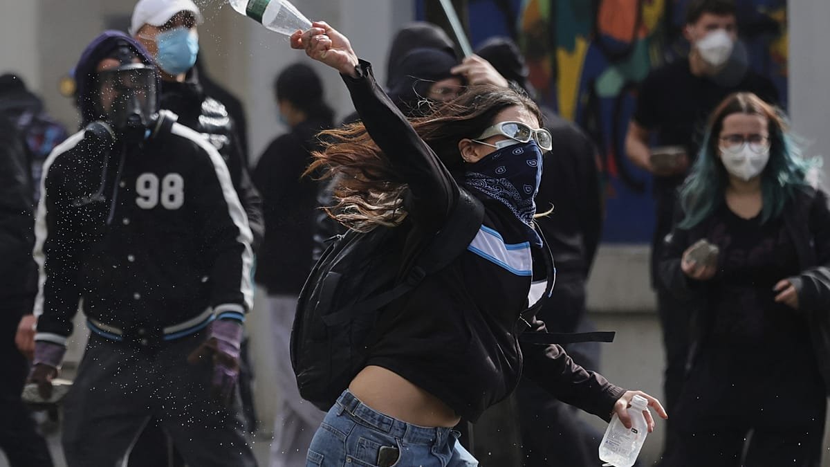 Confrontos em Tirana entram no terceiro dia e premiê repudia violência