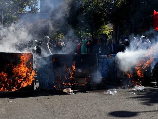 Policia albanesa usa balas de borracha e prende centenas em protestos