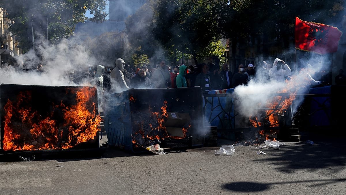 Policia albanesa usa balas de borracha e prende centenas em protestos