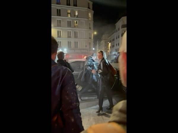 Político Raphaël Glucksmann é atacado com farinha em Paris