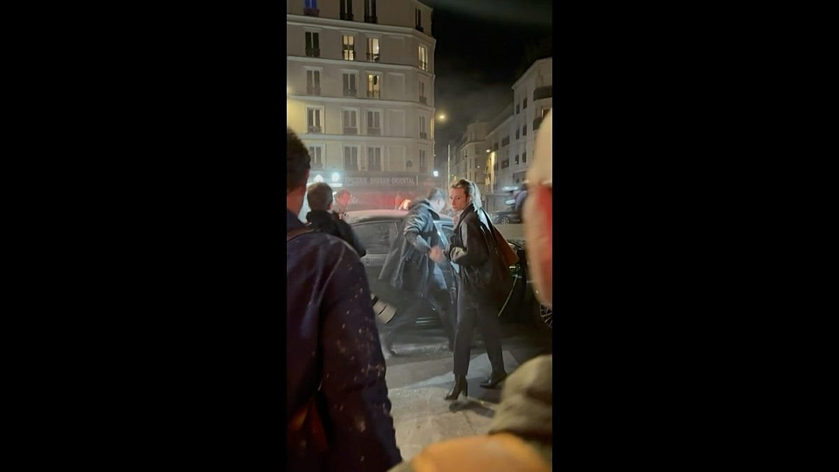 Político Raphaël Glucksmann é atacado com farinha em Paris