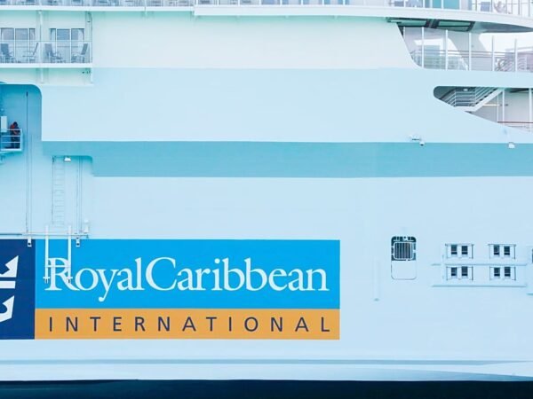 Mulher é resgatada após passar 20 horas no mar na Grécia