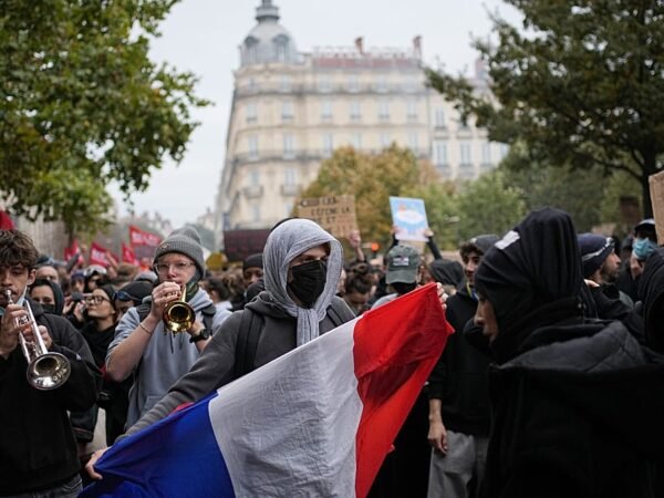 Manifestantes invadem prefeitura e entram em confronto com a polícia na França