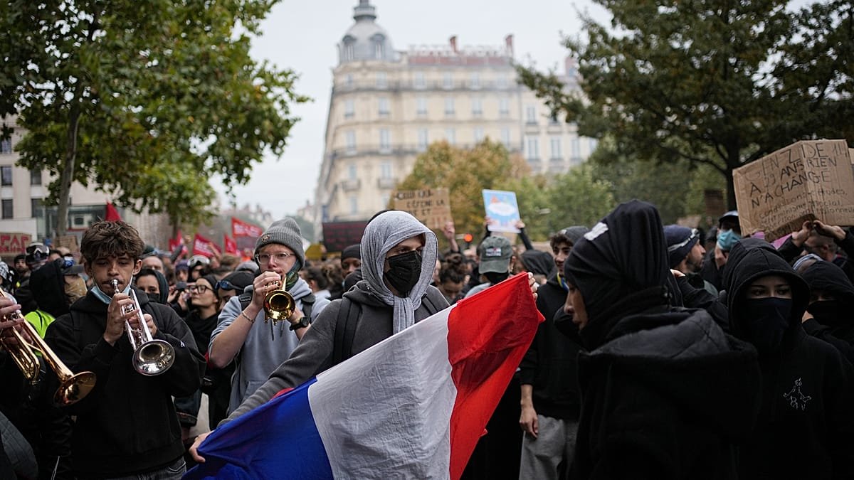 Manifestantes invadem prefeitura e entram em confronto com a polícia na França