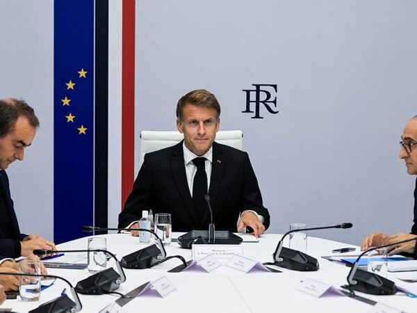 Macron critica comentários estúpidos de líderes estrangeiros sobre protestos