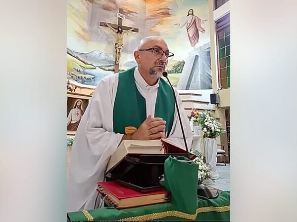 Padre morre após crucifixo despencar durante missa no Equador