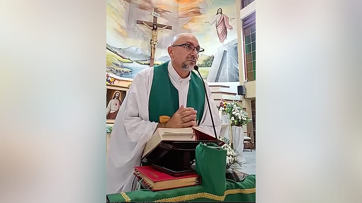 Padre morre após crucifixo despencar durante missa no Equador