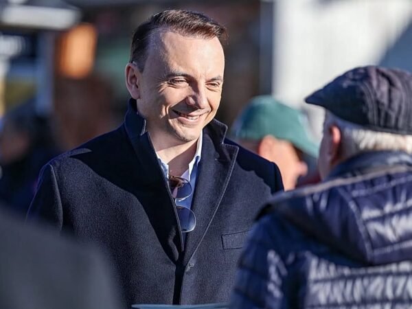 Łukasz Gibała vence segundo turno e é eleito prefeito de Cracóvia